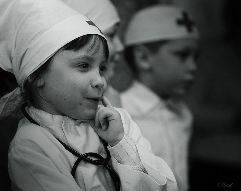 детдом, ребенок, девочка, доктор, больные, сценка, размышления, взгляд, руки Ну-с, больной.. фото превью