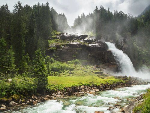 Обрушая водную стихию о земной монолит