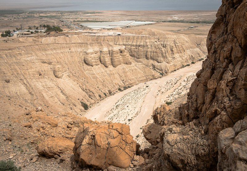 Вид на кумранские пещеры фото превью