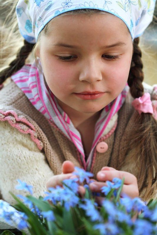 девочка с подснежниками фото превью