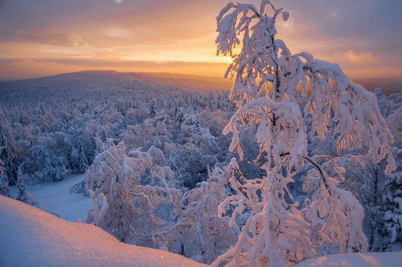 закат на чёрной скале фото превью