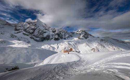 Италия, горнолыжный курорт Sulden. Рассвет в Альпах.