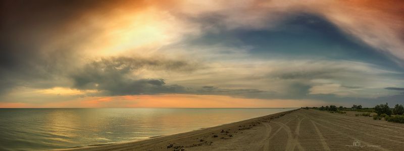 ясенская коса, азовское море, берег, закат, вечер, вид, даль, дождь, ландшафт, небеса, небо, небосвод, небосклон, необычные облака, освещение, панорама, туча, Вечерний небосклон на Ясенской косе фото превью