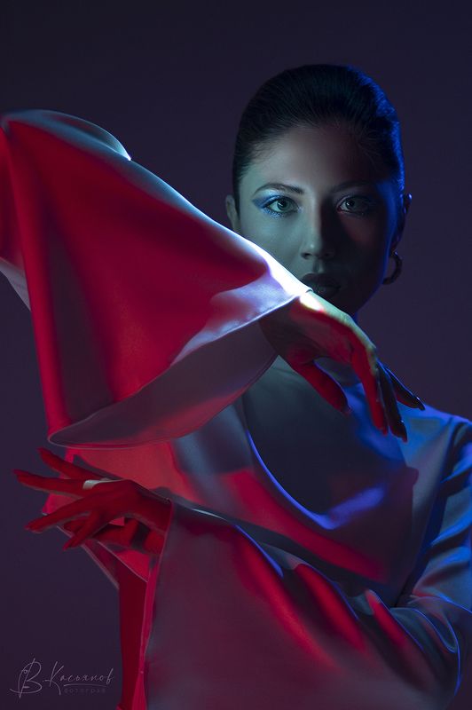 Лазерная подсветка, цветной свет на белом Рефлексы  фото превью