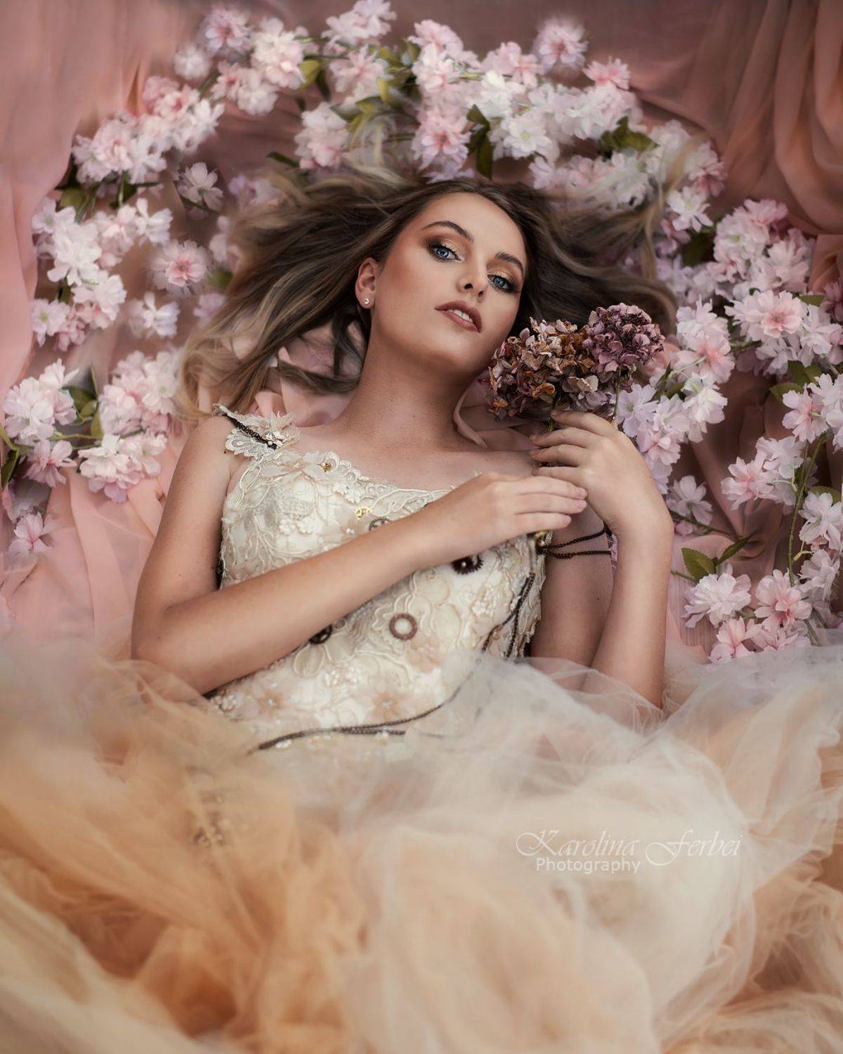 fine art, portrait, художественная фотография, лес, дерево, фея, богиня, девушка, платье, природа, фотосессия, портрет, лодка, озеро, вода, цветы, огни, Karolina Ferbei