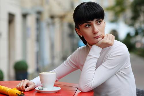 На уличном кафе...