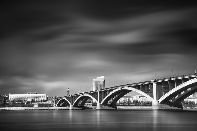 пейзаж, город, выдержка, чб, черно-белый, небо, река, течение, облака, длинная, архитектура, енисей, красноярск, сибирь, набережная Коммунальный мост фото превью