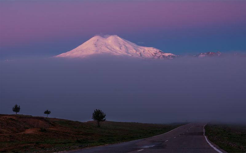 природа, пейзаж, горы, кавказ, природа россии, дикая природа, рассвет, свет, облака, утро,лето, эльбрус Между небом и небом фото превью