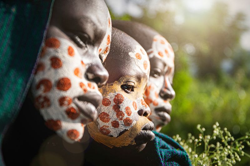 ethiopia,tribe,tribal,suri,omo valley,omo,face paint,painted,face painting,bokeh,face,ethnic,african,africa,africans,documentary,portrait,spots,dots,native,indigenous Three Surma фото превью
