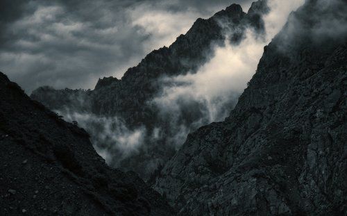 Скалы Дарьяльского ущелья
