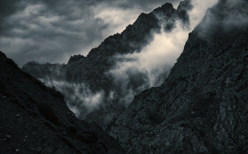 Скалы Дарьяльского ущелья фото превью