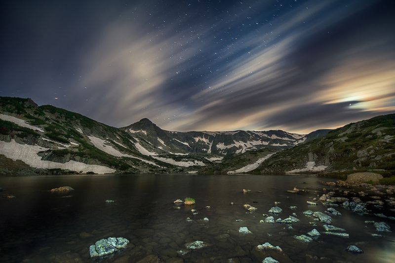 Болгария, Горы, Звезды, Луна, Небо, Ночь, Облака, Озеро, Снег *** фото превью