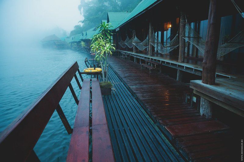 Отель на воде. Река Кхвэяй (Khwae Yai, Kwai), Тайланд, 11.11.2013 г. фото превью