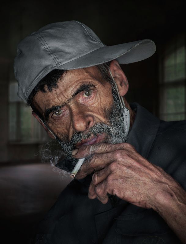 #portrait, #face, #hand, #hat, #smoke, #cigarettes Unstable фото превью