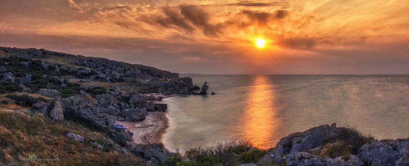 генеральские пляжи, вечерняя заря, вечер, бухта шкордовых, скиф, солнце, скалы, рифы, уступ, природный парк караларский, природа, пляж, панорама,  облака, небеса, лето, крым, скала петух, путешествие на автомобиле, путешествие дикарём,  камни, закат Вечер в бухте Шкордовых. фото превью