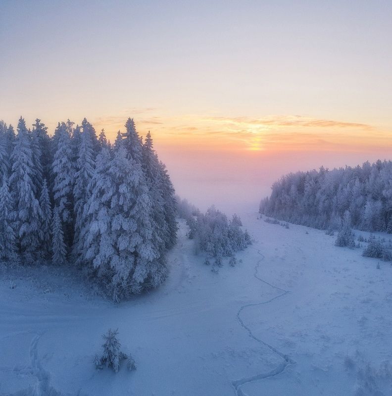 Зимний туман на восходе солнца фото превью