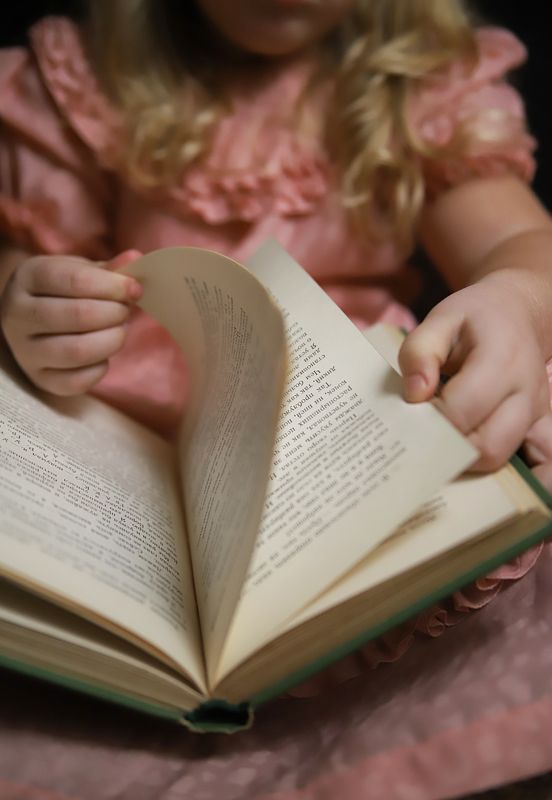 Юная читательница фото превью