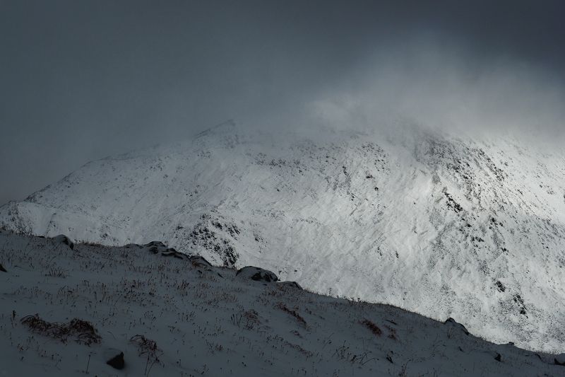 горы, снег, тучи Светящиеся горы фото превью