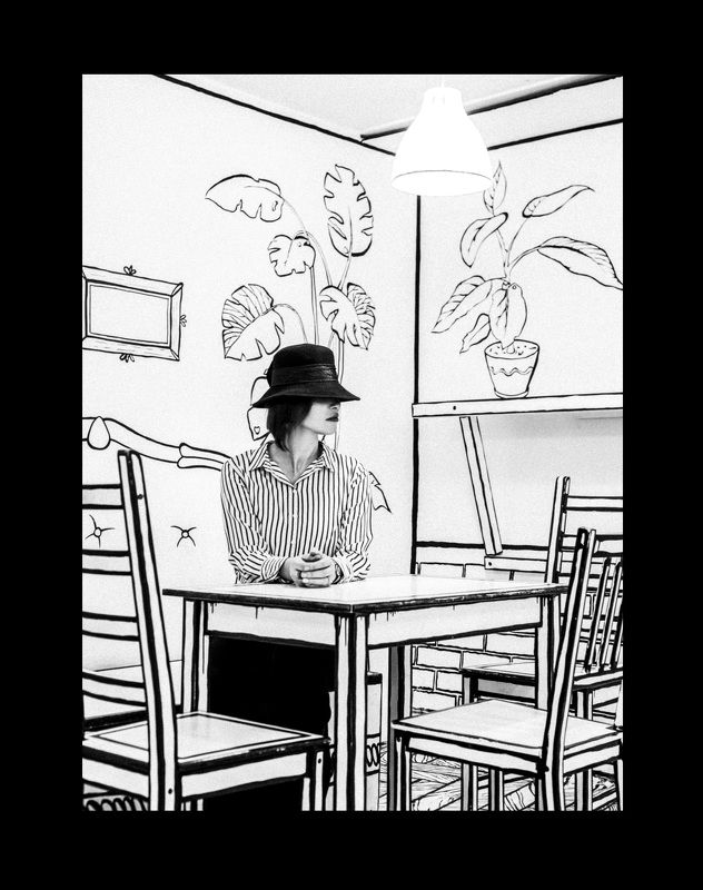 портрет,девушка,интерьер,чб Незнакомка фото превью