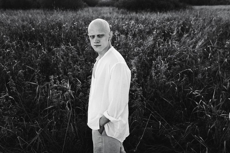 portrait, black and white, outside  фото превью