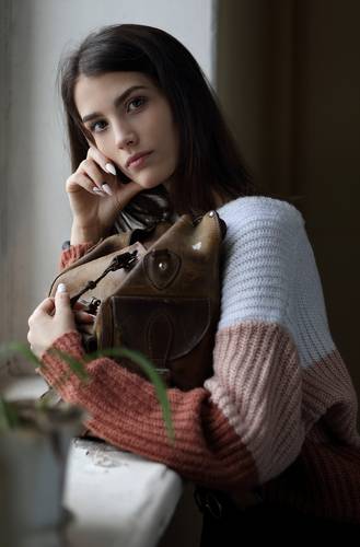 Девушка у окна...