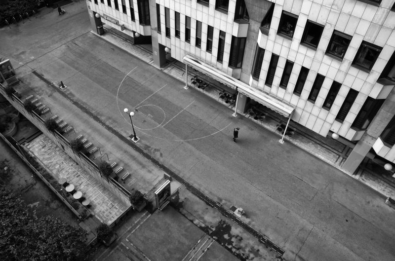 street, urban, city, architecture, b&w Searching фото превью