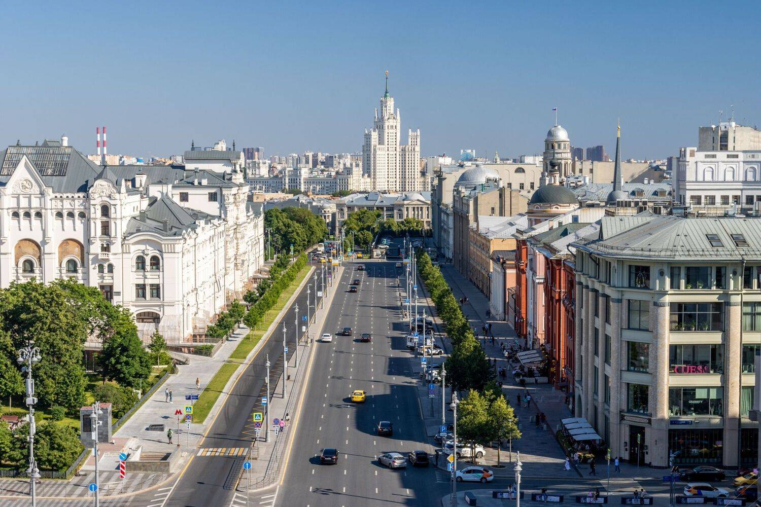 лето,июнь,ясно,ясная,погода,полдень,день,россия,москва,новая,площадь,центральный,детский,магазин,обзорная,смотровая,площадка,улица,городкой,пейзаж,перспектива,сталинская,высотка,котельническая,набережная,устье,река,яуза,туризм,путешествия,цдм,жара,сухо,го, Котов Андрей