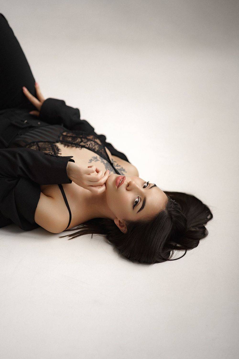 девушка в черном, красивый взгляд, девушка на белом, циклорама, Ярослав Фущич