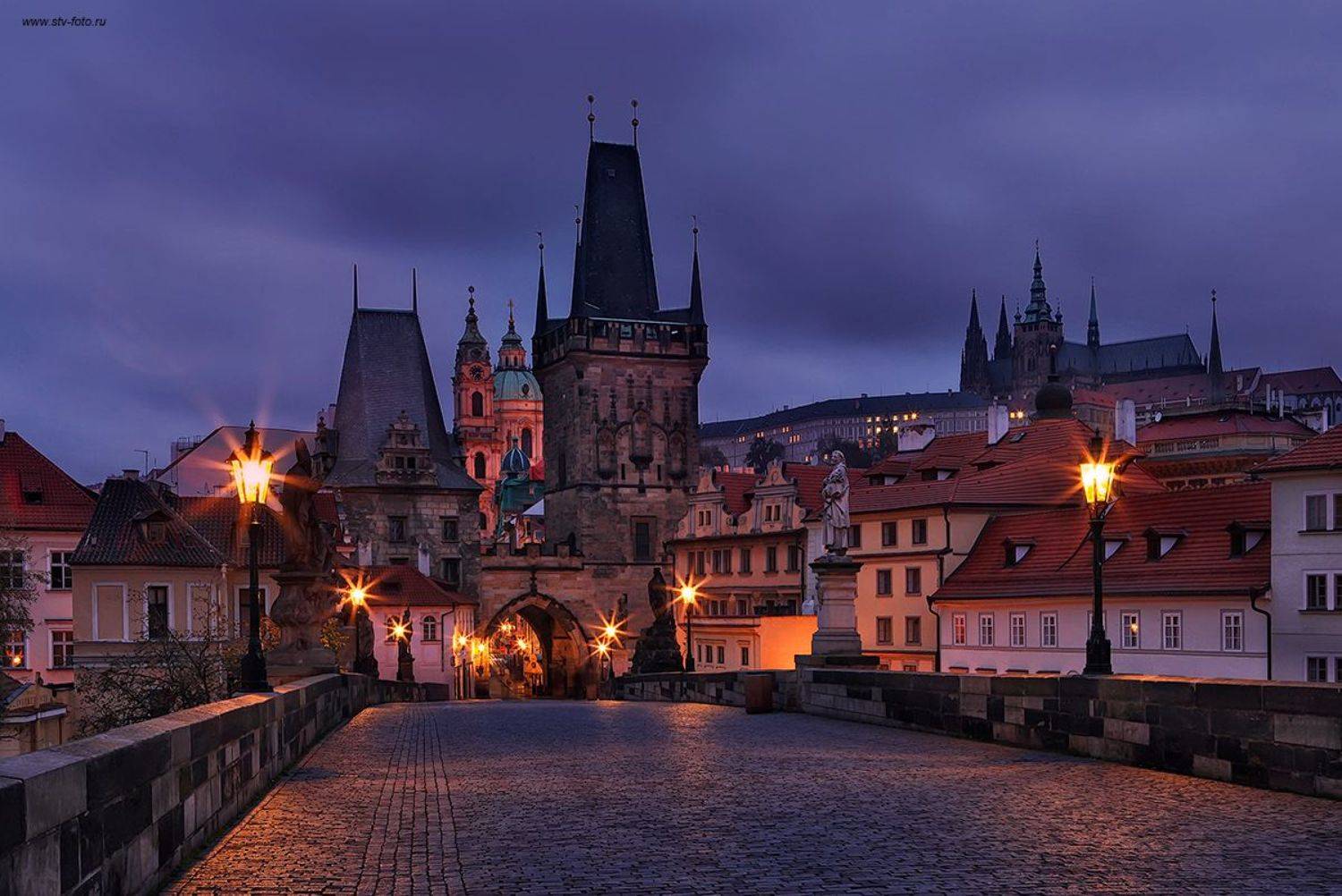 чехия, прага, столица, ночь, карлов мост, архитектура, старина, фонарь, замок, брусчатка, тени, Sokolova Tatiana