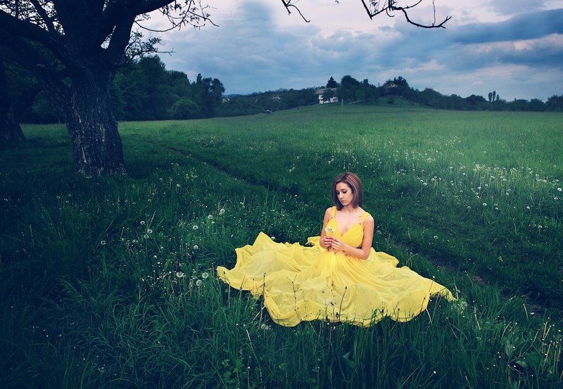 GIrl with yellow dress фото превью