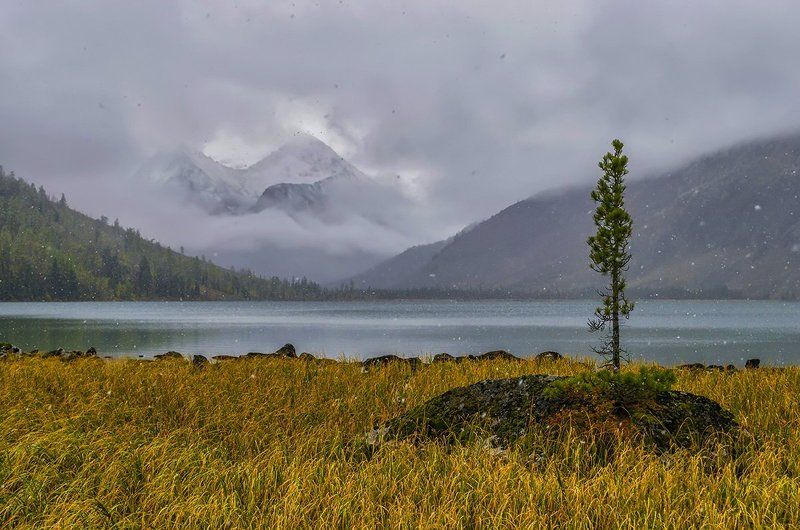 Алтай, Горный алтай, Горы, Мультинские озера, Небо, Озеро, Осень, Пейзаж, Природа, Путешествия, Снег, Туризм Снег кружится, летает, летает... фото превью