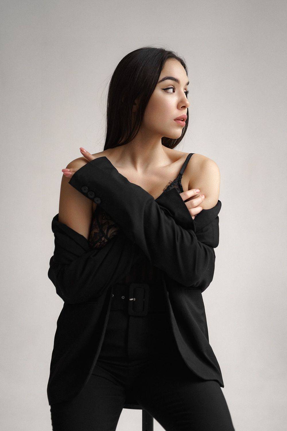 девушка в черном, красивый взгляд, девушка на белом, циклорама, Ярослав Фущич