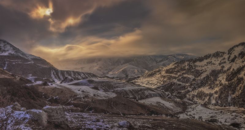 Молодая луна проплывала несмело по небу. фото превью