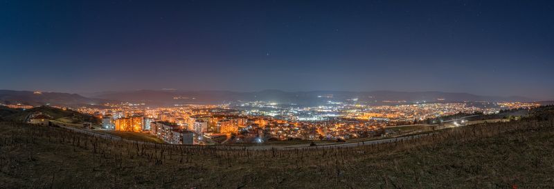 Нощна панорама над Благоевград фото превью