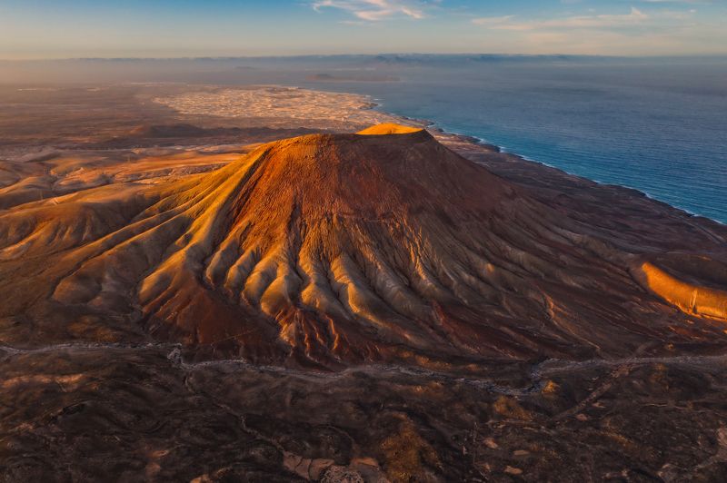 вулкан, гора, дюны, закат, закат солнца, испания, океан, осень, остров, канары, фуэртевентура, канарские острова, красная гора, montana roja Montana Roja at sunset фото превью