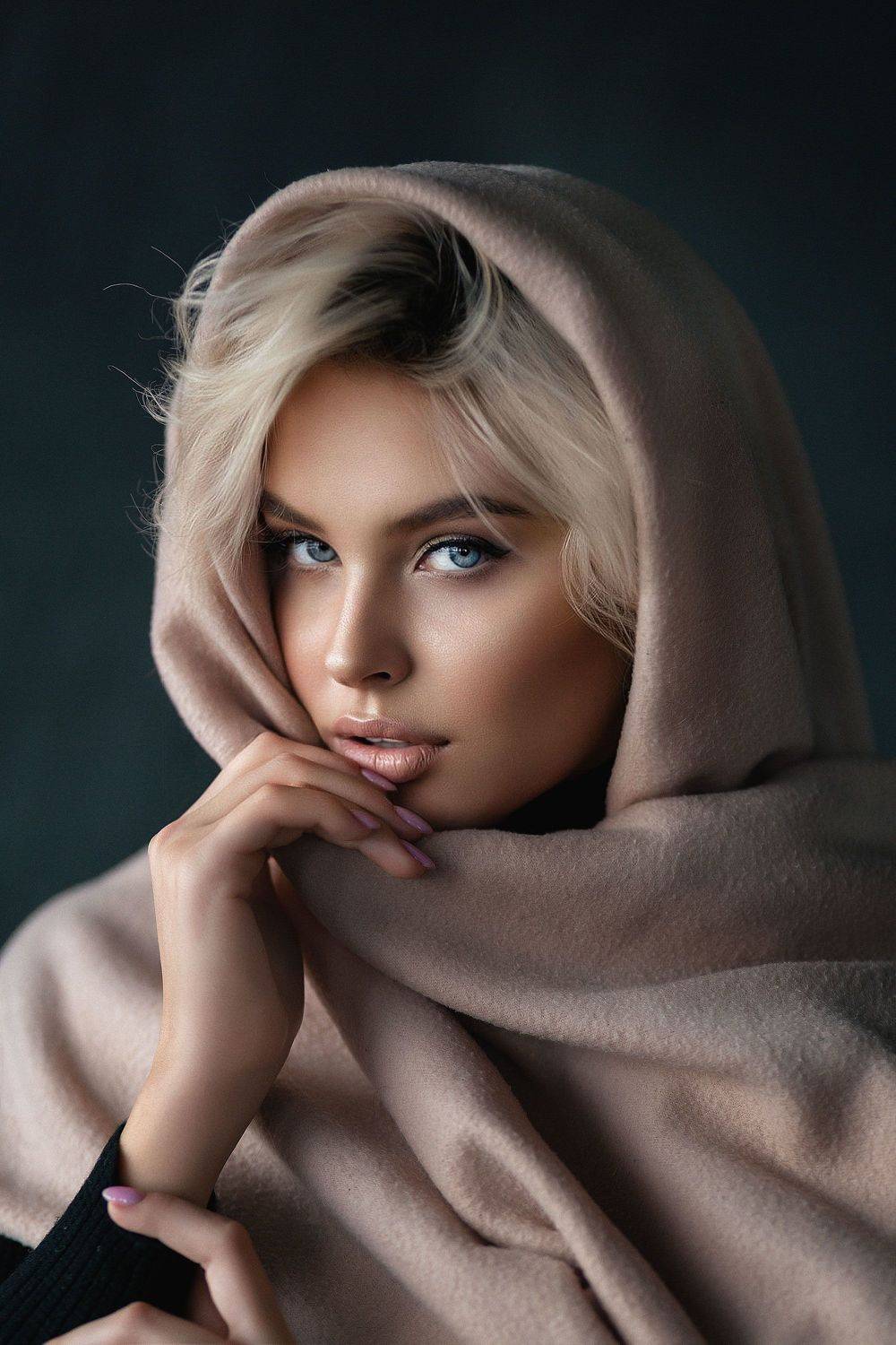 девушка в шарфе, Алексей Шаклеин