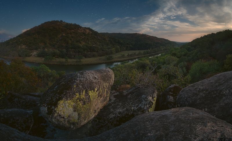 ночь, пейзаж, панорама, Ропотамо, Болгария, Веселата Скала, река, заповедник, звезды, путешествие, скалы, ночной пейзаж, nightscape, rocks, Bulgaria, Veselata Skala, Ropotamo, panorama, stars, river, moonlight, travel Veselata Skala. Warm autumn night .. фото превью