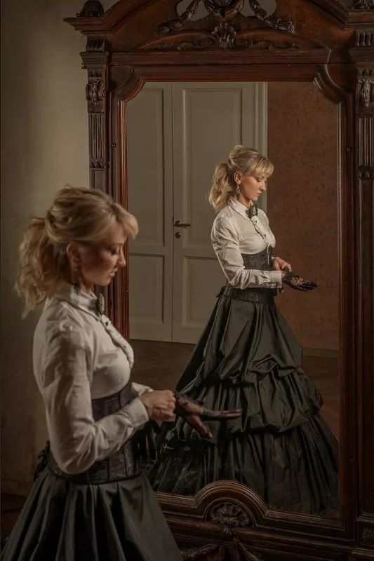 Женский портрет, исторический костюм, фото с зеркалом Время года - шоколад!  фото превью