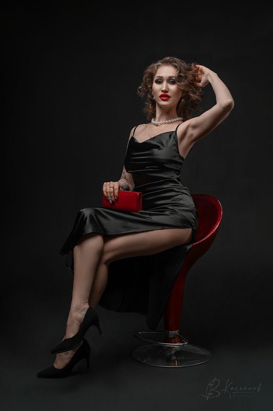 Черное платье, черный фон, женский портрет Small red clutch & small black dress фото превью