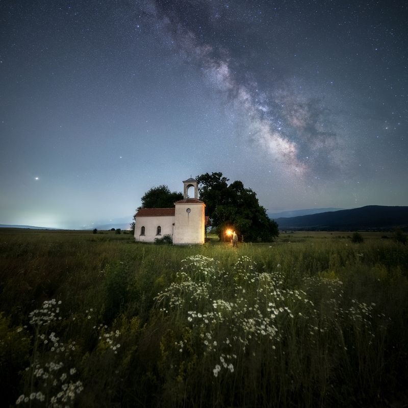 A small chapel in the middle of nowhere фото превью