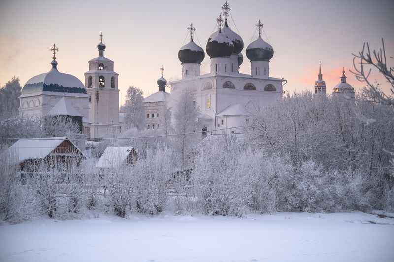 Старый монастырь фото превью