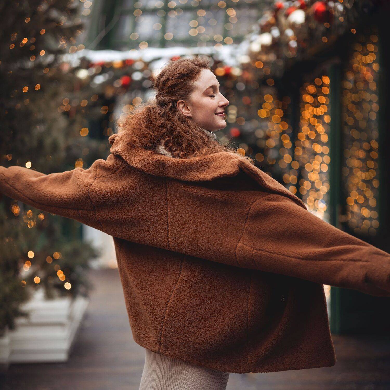 девушка прогулка новый год праздник огоньки гирлянды елка подарки рыжие волосы улица ярмарка, Ирина Мухина