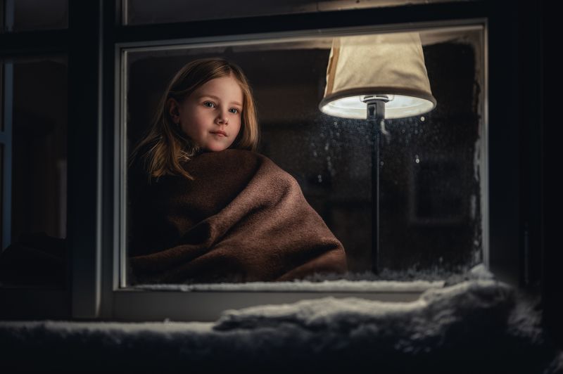 Рождественское время, christmas, девушка, girl, kids, ребенок, window, snow, winter в окне, in the window фото превью