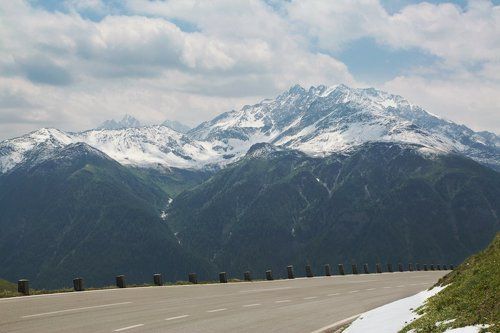 Вот, новый поворот и мотор ревет...