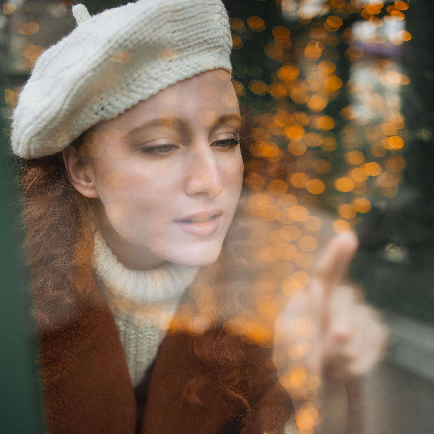 девушка прогулка новый год праздник огоньки гирлянды елка подарки рыжие волосы улица ярмарка, Ирина Мухина