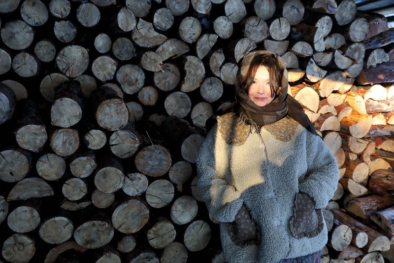 Хозяйка горы дров фото превью