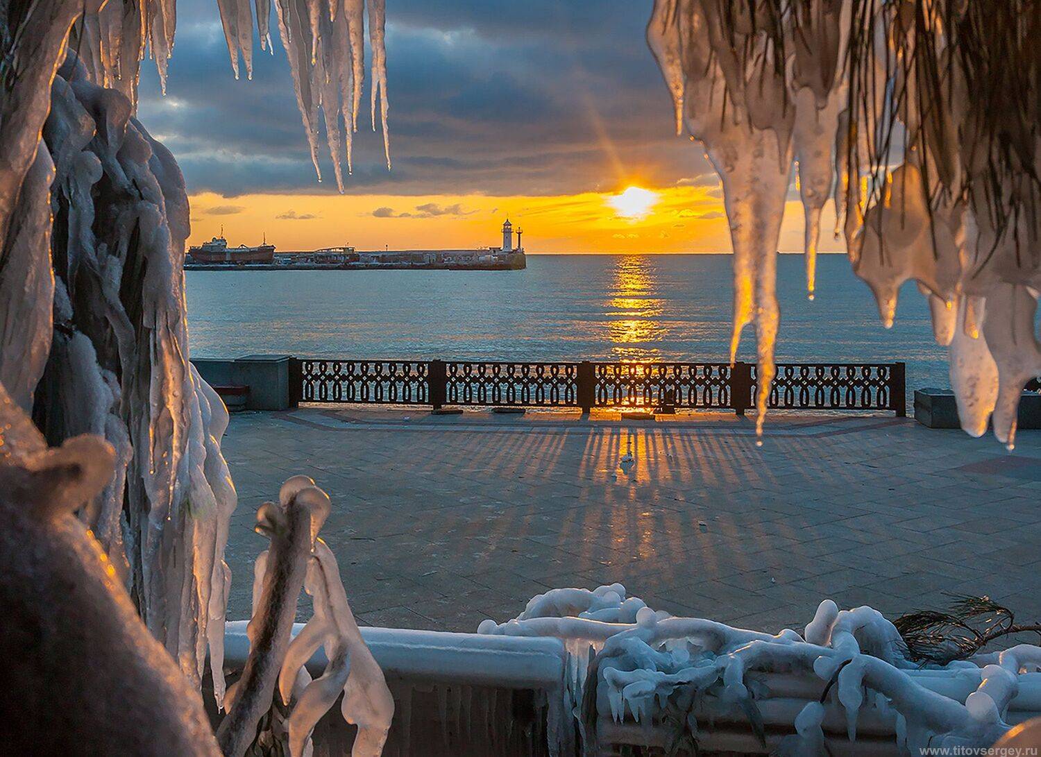 ялта, набережная, крым, зима в ялте, набережная ленина, черное море, ялтинский маяк, маяк, ялтинский залив, зима в крыму, пейзажи крыма, черное море, Serge Titov