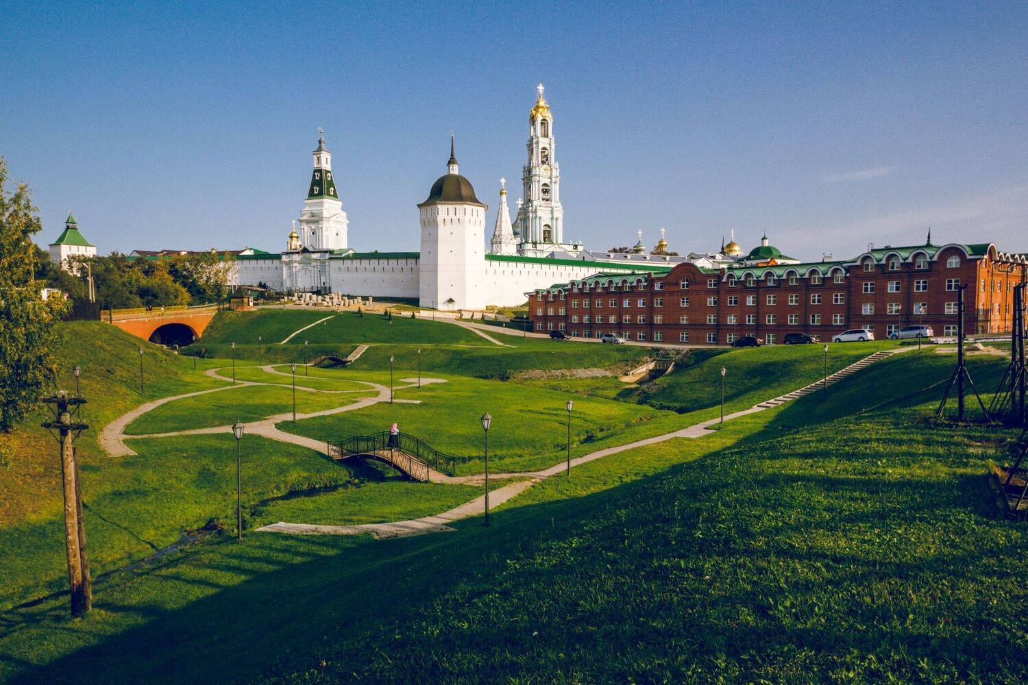 осень, сентябрь, вечер, закат, свет, солнечный, солнце, свято-троицкая, сергиева, лавра, троице-сергиева, монастырь, собор, крест, купол, маковка, золотой, стена, сад, пейзажный, парк, пейзаж, небо, голубое, тропинка, столб, мост, человек, башня, сергиев,, Котов Андрей