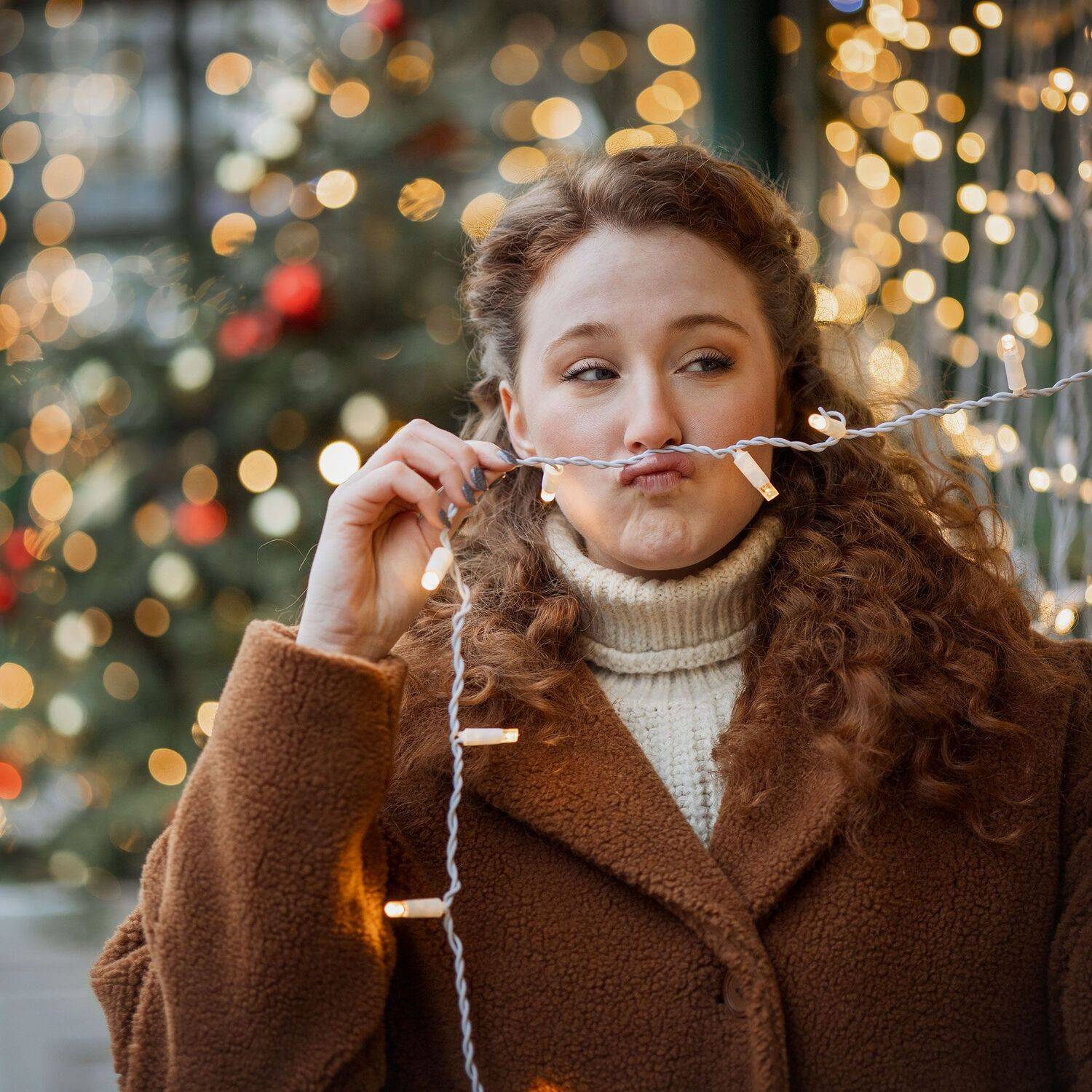 девушка прогулка новый год праздник огоньки гирлянды елка подарки рыжие волосы улица ярмарка, Ирина Мухина
