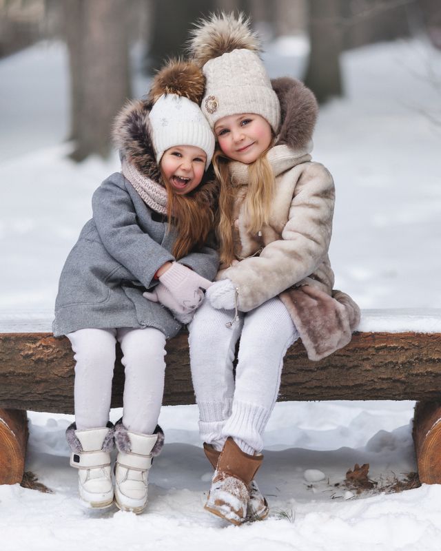 На лавочке фото превью